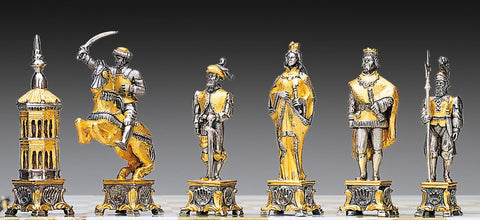 Šachmatų figūros prabangios auksinės ir sidabrinės istorinio stiliaus komplekte, arti nufotografuotos centrinės detalės