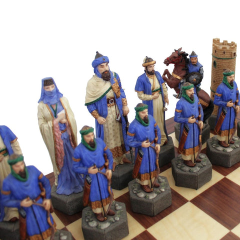 Šachmatai su ranka dažytais mėlynais viduramžių figūromis ant medinio žaidimo lento ir šešiakampėmis pėdutėmis