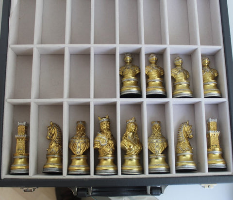 VIDURAMŽIAI: prabangus alavinių šachmatų rinkinys su vertingos riešutmedžio medienos žaidimo lenta ir dėtuve