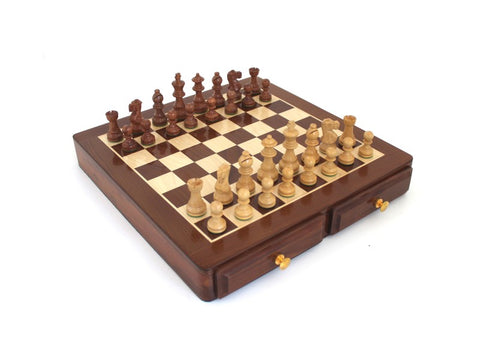Šachmatai medinis sulankstomas rinkinys su šviesiomis ir tamsiomis figūromis, elegantišku dėžės stalčiuku ir trijų ketvirčių kampo perspektyva