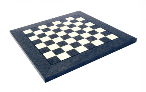 Šachmatų lenta tamsiai marmurinio rėmo, baltų ir tamsių langelių, kampinis rakursas be figūrų