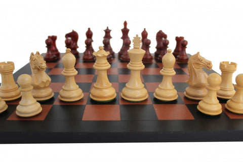 Šachmatai mediniai su šviesiomis ir tamsiomis figūromis ant rudos‑juodos lentos, artimas priekinis planas