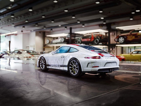 Dėlionė Porsche 911 Carrera, balta su raudona juosta, galinis 3/4 kampas garaže, blizgios detalės ir 500 dalių