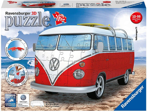3D dėlionė Ravensburger Volkswagen T1 raudonas–baltas mikroautobusas, surinktas ~30×14×15 cm, priekiniu kampu ant smėlio prie jūros