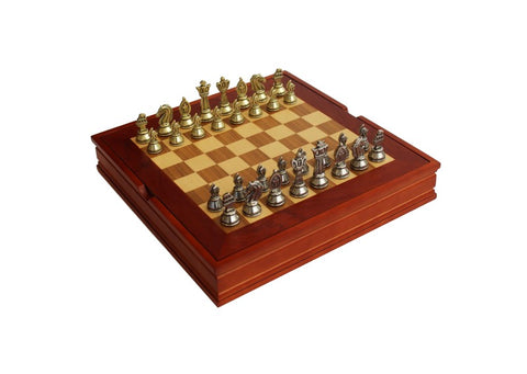 Šachmatai medinė dėžutė su vyšninio atspalvio lenta ir auksiniais bei sidabriniais metaliniais figūrėlėmis, 3/4 kampu, pradinis išdėstymas