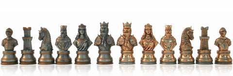 Šachmatų figūrėlės žalvario ir sidabro spalvų komplektas, dekoratyvūs karaliaus, karalienės ir riterių siluetai išdėstyti viena eile priekyje