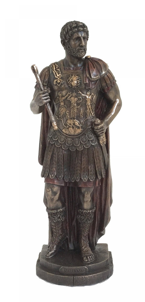 Statuetė Romos generolo bronzos tonų, apie 28 cm, frontinis kampas, detalizuotas krūtinės reljefas ant apvalaus pagrindo