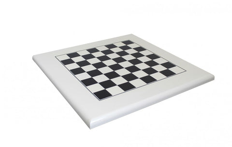 Šachmatų lenta baltos keramikos 40×40 cm su juodais langeliais ir užapvalintais kraštais, rodoma iš kampo