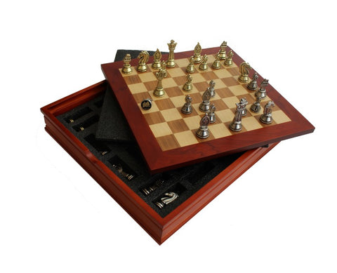 Šachmatų rinkinys su medine 40×40 cm lenta ir įmontuota dėžute metalinėms auksinėms bei sidabrinėms figūroms