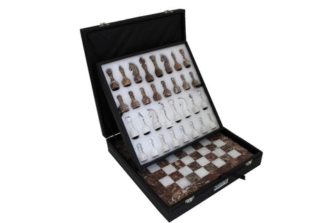 Šachmatai kelioniniai marmuriniai rudi–balti su užsegamu juodu dėklu ir putplasčio įdėklu figūroms laikyti