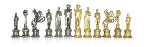 Šachmatų figūrėlės Napoleono tematikos, metalinės sidabro ir aukso spalvos, priekinės eilės detalus artimas planas