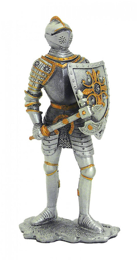 Statulėlė kareivis su kirviu. Aukštis 11cm.