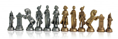 Šachmatai su sidabrinėmis ir auksuotomis Prancūzijos laikų figūromis, komplekto eilė iš priekio, aiškios dekoratyvios detalės