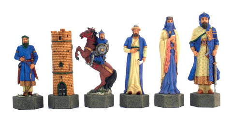 KRYŽIUOČIAI prieš SARACĖNUS: šachmatų rinkinys su riešutmedžio ir klevo medienos žaidimo lenta