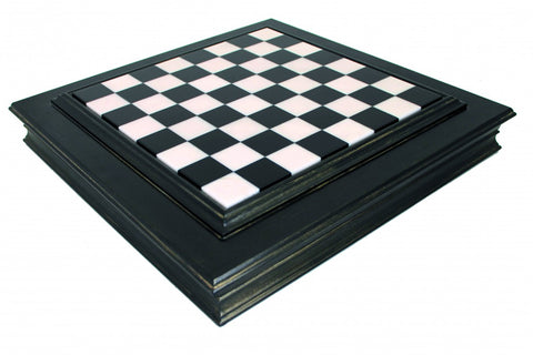 Šachmatų lenta medinė juoda su baltai-juodomis kvadratėmis, pakelta įrėminta versija, matoma iš kampo