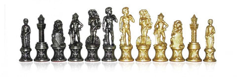 Šachmatų figūrėlės metalinės juodos ir auksinės komplekte, išrikiuotos iš priekio, klasikinio ir detalaus dizaino