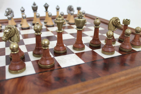 šachmatai iš riešutinės medienos su žalvario figūromis, artimas priekinės eilės kampinis kadras