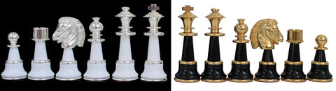 Šachmatų figūros baltos ir juodos su sidabro ir aukso apdaila, rodomos poromis palyginimui