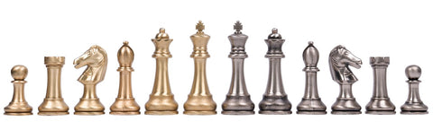 šachmatų figūrėlės pilno komplekto auksinių ir sidabrinių variantų eilėje, matomas priekis ir detalus metalinis blizgesys