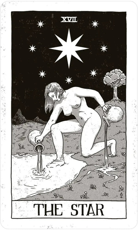 tarot korta Žvaigždė, juodai balta iliustracija priekinis planas — nuoga moteris pila vandenį, didelė aštunspusė žvaigždė ir peizažas