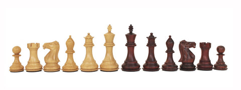 šachmatų figūros medinės, šviesios ir tamsios, eilėje parodytos visos pagrindinės figūros ir detalės