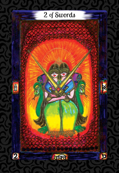 Tarot korta Dviejų kardų, priekinė pusė su kryžiuotais kardais ir veidrodine figūra ryškiai geltonai-raudoname fone