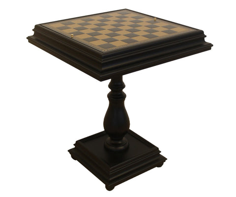 Šachmatų stalas tamsaus medžio su kvadratine lentele ir raižytu kraštu, vienu centriniu stovu ir klasikinėmis detalėmis, skirtas žaidimui ir eksponavimui