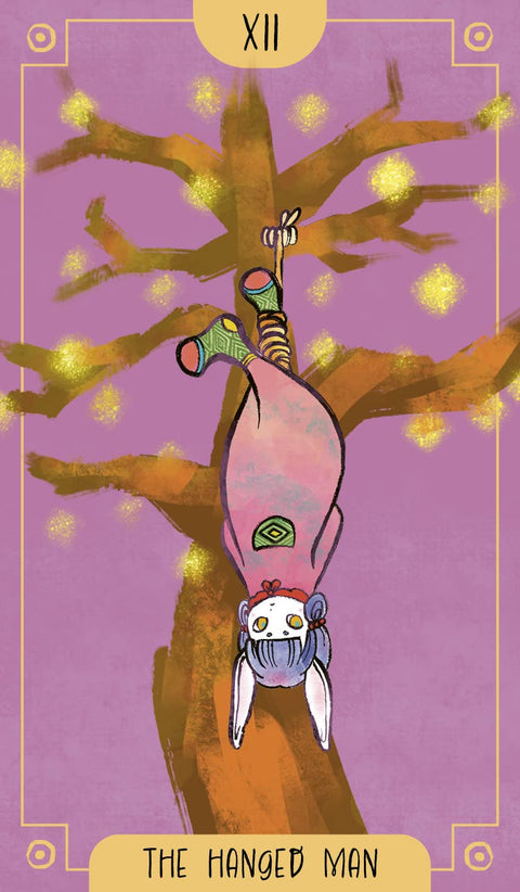 Tarot korta Pakabintas žmogus — rožinė iliustracija su personažu pakabintu aukštyn kojomis ant medžio ir auksinėmis kibirkštėlėmis