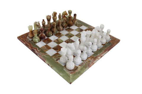 Šachmatai iš natūralaus onikso su baltomis ir rudos spalvos figūromis ant žaliai‑rudos onikso lentos, parodyta iš trijų ketvirčių kampo