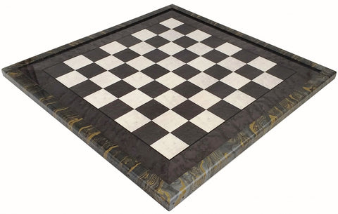 Šachmatų lenta iš juodo ir balto marmuro su tamsiu rėmu ir auksinėmis venomis, parodyta iš kampinės perspektyvos