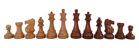 Šachmenų rinkinys medinis, šviesių ir tamsių figūrų komplektas (karalius, karalienė, bokštai, raiteliai) iš arti, eilėje
