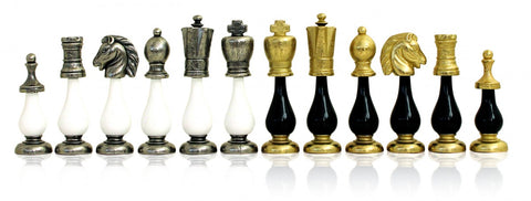 Šachmatų figūrėlių rinkinys: baltos ir juodos lakuotos kojelės su sidabro ir aukso metalinėmis viršūnėmis, frontalus išdėstymas ir blizgus atspindys