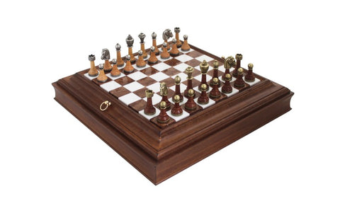 šachmatai ant tamsios medinės dėžės-lentos su sidabro ir žalvario figūromis, kampinė perspektyva ir stalčiaus žiedas