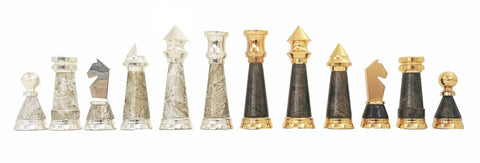 Šachmatų figūros iš žalio ir tamsaus marmuro su auksuotais ir sidabruotais metaliniais akcentais, išdėstytos horizontoje viena eilė