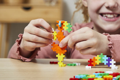 Plus-Plus mini konstruktorius „Vaivorykštė“ – 520 detalių, 1 m rinkinys, 5–12 metų