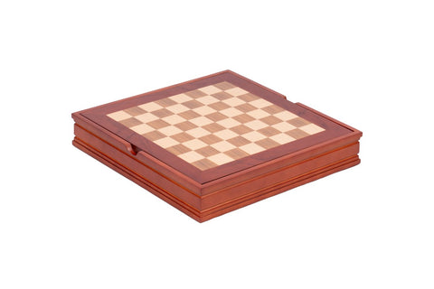 Šachmatų rinkinys uždaryta medinė dėžutė su šviesaus ir raudonmedžio lentos langeliais, pavaizduota kampu kaip sulankstytas saugojimo variantas