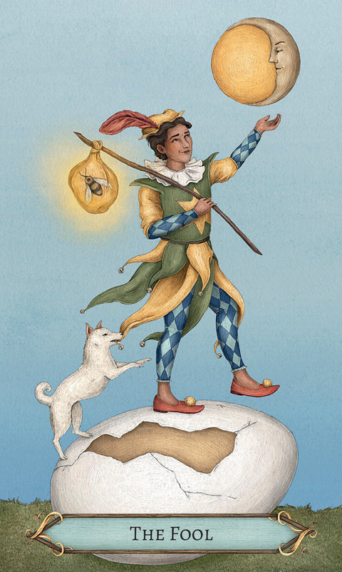 Tarot korta Kvailys — jaunuolis žaliai‑geltoniu kostiumu su baltu šuniuku stovi ant sprūstančio kiaušo, mėnulis viršuje