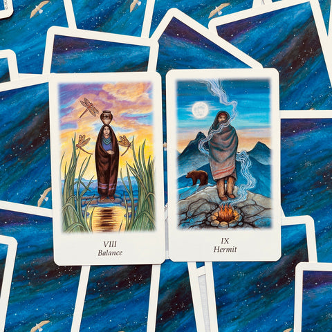 Tarot kortos, dvi atverstos kortos – VIII Balance ir IX Hermit ant mėlyno žvaigždėto nugarėlių fondo, matomas iliustruotų priekis