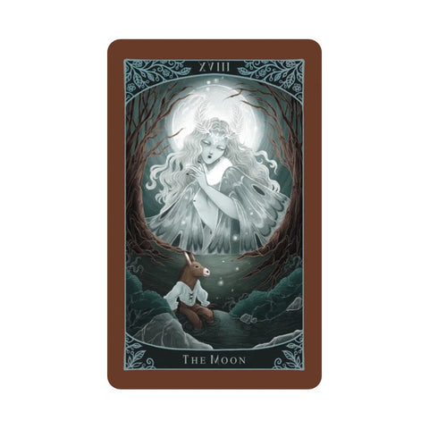Mėnulio tarot korta, iliustruota mėlyno‑žalsvų tonų, rudas rėmelis, priekinis variantas su zuikiu ir mėnulio deive