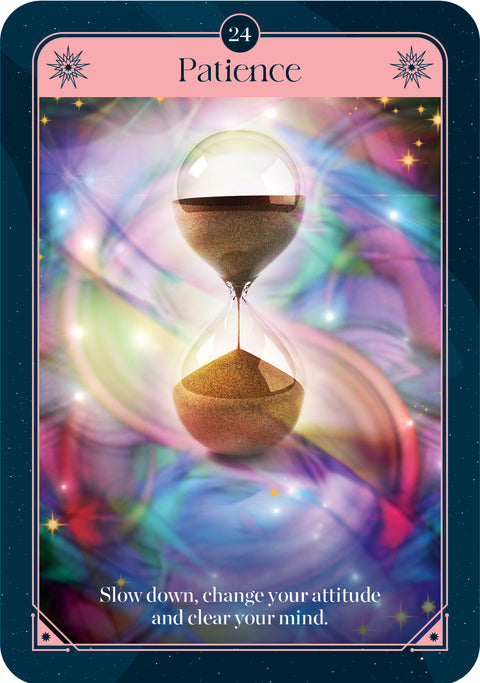 Orakulinė korta Patience su auksiniu smėlio laikrodžiu ir miglotu pasteliniu fonu, skirtas ramybei