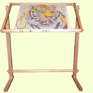 Siuvinėjimo rėmas medinis, reguliuojamas aukštis ir kampas, tvirtinimas 45×60 cm su tigro siuviniu ant audinio