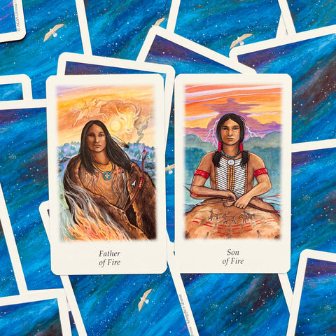 Tarot kortos — Ugnies stichijos dvi kortos (Father of Fire, Son of Fire) ryškiai mėlyname fone, artimas priekinis planas