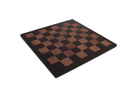 Šachmatų lenta tamsaus ir šviesaus rudo medžio languota, plona ir kampu nufotografuota be figūrų, išryškinantis apvadą