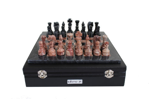 Šachmatų rinkinys ItalFama iš raudono ir juodo marmuro ant juodo laikymo dėklo, matomas iš priekio su visomis figūromis išstatytomis