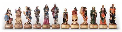 Šachmatų figūros: vienos pusės 12 rankomis dažytų fantazijos figūrų eilė, aiškiai parodanti detales ir spalvų įvairovę