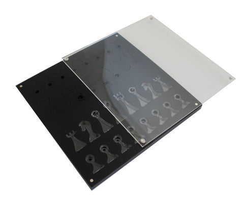 Akrilinė šachmatų figūrų laikymo plokštė, trijų sluoksnių dizainas (juoda, dūminė, skaidri) su formuotomis išpjovomis figūroms ir magnetiniais kampais