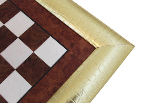 Šachmatų lenta su auksiniu krokodilo rašto dirbtinės odos rėmu ir riešuto intarsijos krašto kampo detalė