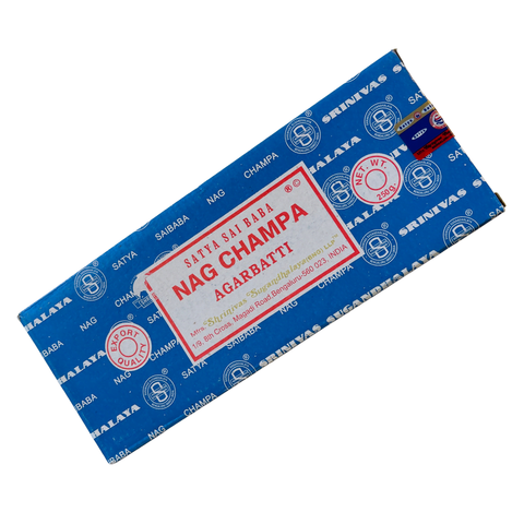 Nag Champa smilkalai Satya, mėlyna 250 g pakuotė pavaizduota kampu, matoma aiški etiketė ir eksportinė žyma