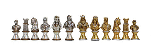 Šachmatų figūros metalinės auksinės ir sidabrinės komplekte, artimas karalių ir karalienių profilis išdėstytas vienoje eilėje