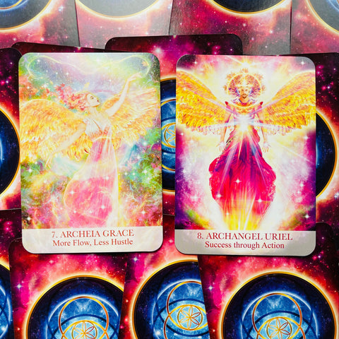 Angelų kortos, rožinėmis ir auksinėmis spalvomis pavaizduotos Archeia Grace ir Archangel Uriel kortos, skirtos intuityviam skaitymui
